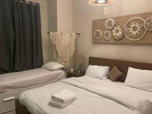 Un dormitorio con dos camas con toallas encima. en Babel Apartments Hotel El Gouna, en Hurghada 85 fotos más