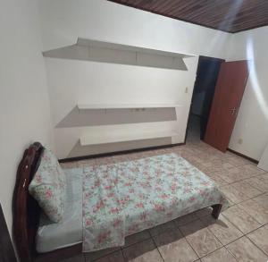 uma sala de estar com um sofá e uma cama em Suíte para moças! em Salvador