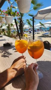 スヴェティ・ヴラスにあるParadise dreams family apartamentsのオレンジジュース2杯