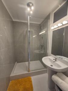 Rose في لو لا فاندو: حمام مزود بدش ومغسلة