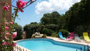 Bazén v ubytovaní mini villa studio 1 pièce 21 m2 pour 2 personnes piscine partagée climatisation alebo v jeho blízkosti