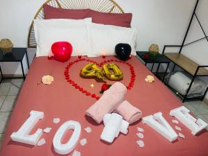 a bed with a heart made out of love items at Mon ti kréoline in Le Tampon
