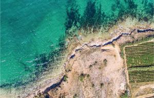 z anteny widok na ocean i plażę w obiekcie Holiday Home Pag 5 w mieście Pag