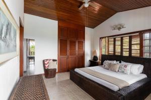 Postel nebo postele na pokoji v ubytování Villa with Swimming Pool, Jacuzzi and Sauna + 52 fotografií