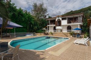 Bazén v ubytování Villa with Swimming Pool, Jacuzzi and Sauna nebo v jeho okolí