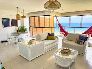 Zona d'estar a Beach front 9 min to airport DosLocosDeViaje
