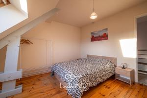a bedroom with a bed and a staircase at Cœur de Sarthe - Maison 20pers - Balnéo - BBQ in Parigné-lʼÉvêque