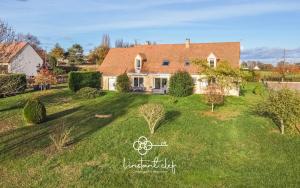 a house with a large yard with green grass at Cœur de Sarthe - Maison 20pers - Balnéo - BBQ in Parigné-lʼÉvêque