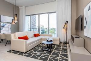 een woonkamer met een bank en een tafel bij Amazing Apartments At H Beach House in Hollywood