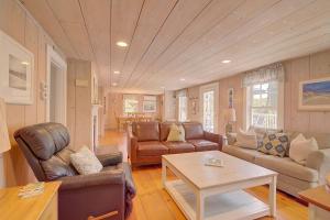 Χώρος καθιστικού στο Large Deck Fire Pit Dog Friendly Near Beach - Sleeps 10