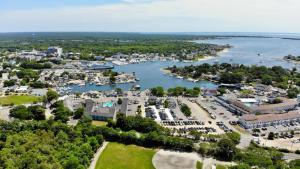 Minutes to Craigville Beach Private Patio and Backyard في بارنستابل: اطلالة جوية على ميناء مع مارينا