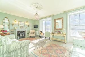 アバードベイにあるSeafront Houseのソファと暖炉のあるリビングルーム