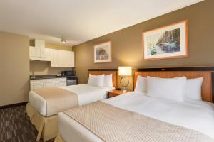 Postel nebo postele na pokoji v ubytování Days Inn by Wyndham Nanaimo