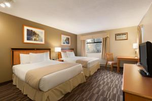Postel nebo postele na pokoji v ubytování Days Inn by Wyndham Nanaimo