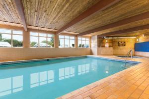 uma piscina num quarto de hotel com tecto em Days Inn by Wyndham Nanaimo em Nanaimo