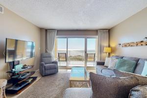 Una sala de estar con un sofá y un televisor. en Driftwood Towers 2G, en Gulf Shores