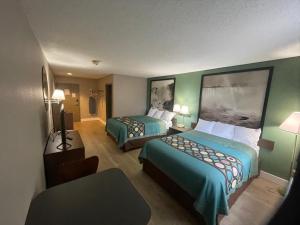 Super 8 by Wyndham Niagara Falls客房内的一张或多张床位