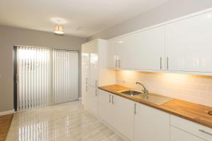 A kitchen or kitchenette at Bt1 Apartments - Ivy House 