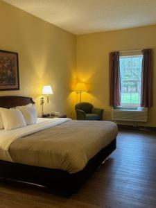 Un pat sau paturi într-o cameră la Quality Inn & Suites Bellville - Mansfield