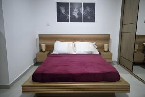 - une chambre dotée d'un grand lit avec des draps et des oreillers violets dans l'établissement Nosso Apê 915: Piscina | Wifi | Academia - NA1113, à Juiz de Fora 28 autres photos