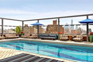 ein Schwimmbad auf dem Dach eines Gebäudes in der Unterkunft Gansevoort Meatpacking in New York