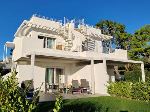 Casa bianca con balcone, tavolo e sedie. di Numana View a Numana