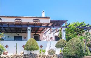 duży biały budynek z dachem w obiekcie Holiday Home Viña El Arenal, La Vega w mieście Pizarra