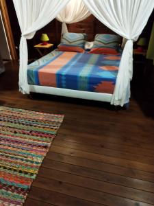 Postel nebo postele na pokoji v ubytování Insolite Arawakane Gîtes du Manial chalet
