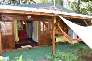 Zahrada ubytování Insolite Arawakane Gîtes du Manial chalet + 18 fotografií