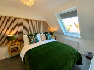 Postel nebo postele na pokoji v ubytování THE HIDEAWAY - LUXURY SELF CATERING COASTAL APARTMENT with PRIVATE ENTRANCE & KEY BOX ENTRY JUST A FEW MINUTES WALK TO THE BEACH, SOLENT WAY WALK, SHOPS and many EATERIES & BARS - FREE OFF ROAD PARKING,FULL KITCHEN, LOUNGE,BEDROOM , BATHROOM & WI-FI