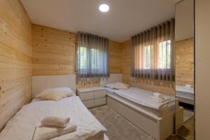 Postel nebo postele na pokoji v ubytování Martinova izba - Family Bungalows + 11 fotografií