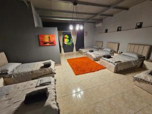 Postel nebo postele na pokoji v ubytování Bob Marley Bnb & Hostel