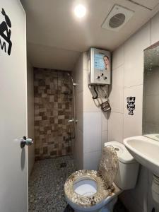 バンドンにあるTHE JARRDIN CIHAMPELAS by RA APARTMENT NEWのトイレと洗面台のある小さなバスルーム