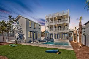 una grande casa con piscina in un cortile di Gilligan's Island a Inlet Beach