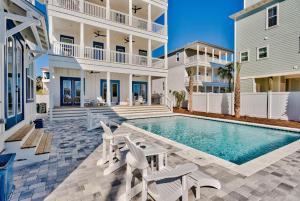 una villa con piscina e una casa di Gilligan's Island a Inlet Beach