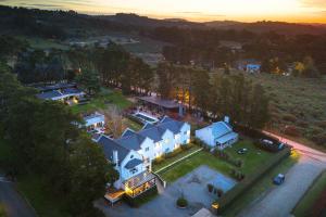 坦迪尔普罗特吉达旅馆的享有带游泳池的房屋的空中景致