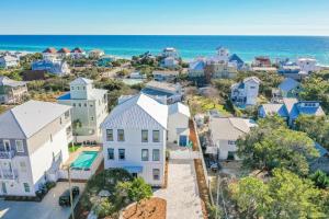 una vista aerea di un quartiere residenziale con l'oceano di Gilligan's Island a Inlet Beach