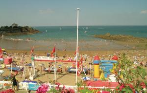 einen überfüllten Strand mit einer großen Menschenmenge in der Unterkunft Holiday Home Plouha 10 in Plouha