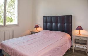 ein Schlafzimmer mit einem großen Bett mit schwarzem Kopfteil in der Unterkunft Holiday Home Plouha 10 in Plouha