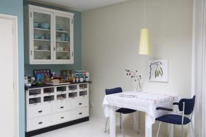 a dining room with a white table and chairs at Logement-B&B Safier in Joure