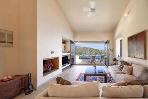 Posezení v ubytování Crystal View Villa by Unique Villas Collection