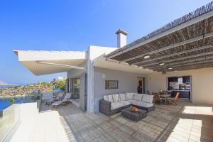 Posezení v ubytování Crystal View Villa by Unique Villas Collection