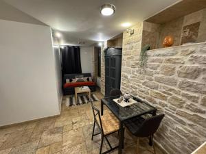 a room with a table and chairs and a bedroom at Appartement de charme Le Coin Caché in Dijon