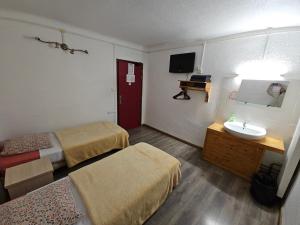 Postel nebo postele na pokoji v ubytování Hotel de la Gare + 16 fotografií