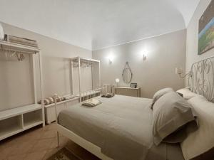 a bedroom with a large bed and a mirror at Casa Bent in Pescara