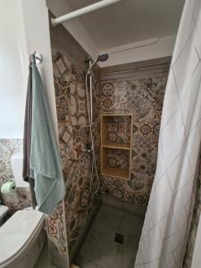 bagno con servizi igienici e asciugamano. di Pietra su Pietra Casa Vacanze ad Alezio