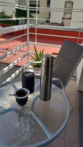 een terrastafel met een stoel en een kopje koffie bij Palmas de Recoleta in Buenos Aires