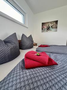 Un dormitorio con dos camas y una manta roja. en Haus Winter, en Naumburg