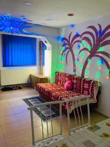 een kamer met een bank en een muur met een schilderij bij Apartment boulevard Cetate in Alba Iulia