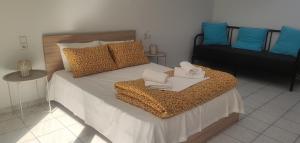 新安希亚洛斯Casa Blu Loft的卧室里有一张大床，床上铺着毛巾。